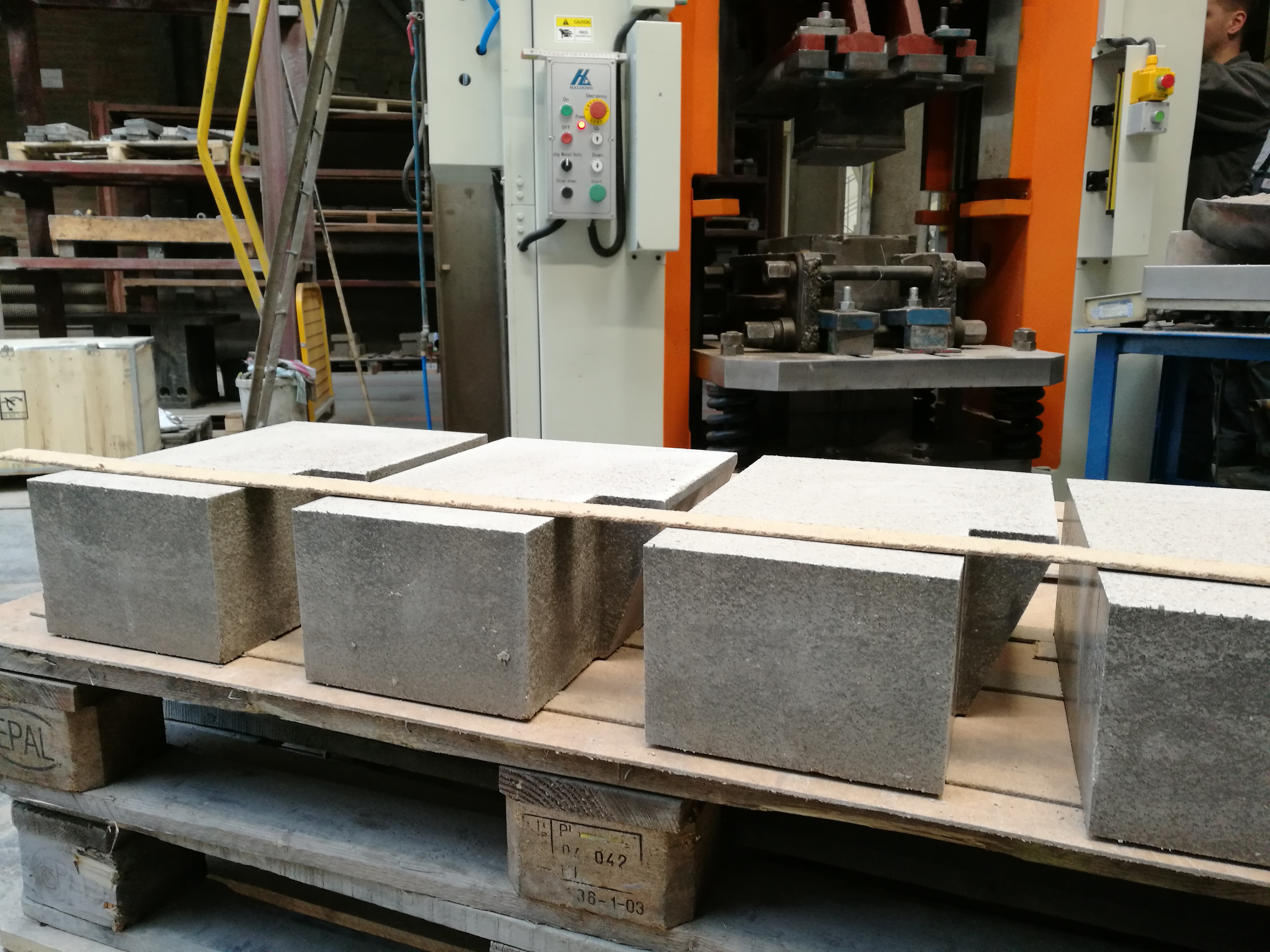 電動(dòng)螺旋壓力機(jī)異型磚、特異型磚客戶現(xiàn)場(chǎng)