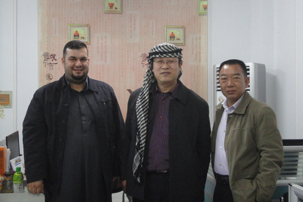 伊拉克客商盛贊數(shù)控壓力機，贈阿拉伯頭巾